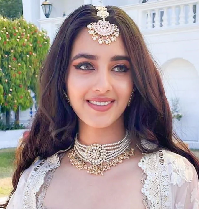 Pearl Bridal Choker Set with Maang Tikka - Zaariyah Premium Collection